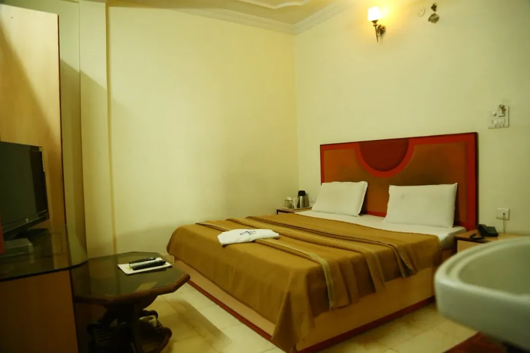hotel with swimming pool in mp nagar zone 2, bhopal - hotel castle inn