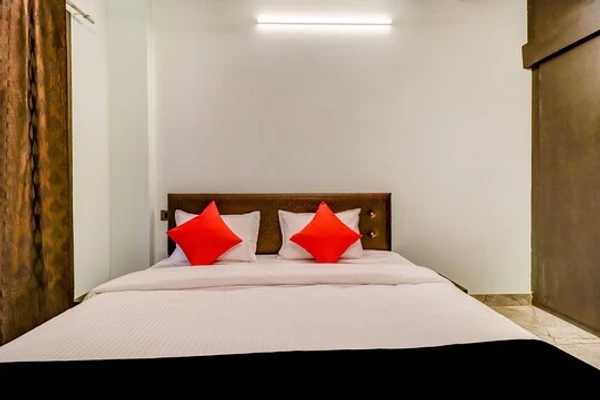 hotel with meeting room in saket nagar, bhopal - hotel crown pacific