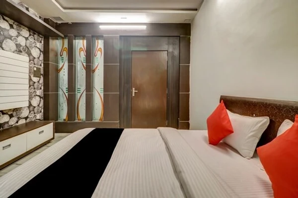 hotel with bar in saket nagar, bhopal - hotel crown pacific