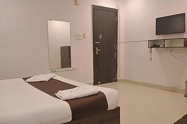 hotel with banquet hall in narmadapuram road, bhopal - hotel golden tree