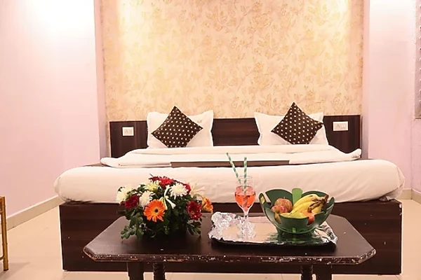 couple hotels in hotel golden tree bhopal