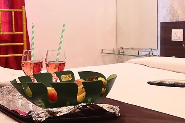 hotel in narmadapuram road, bhopal for couples - hotel golden tree
