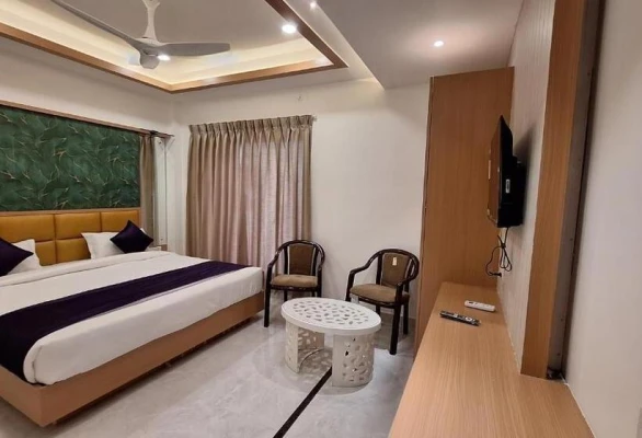 cheap and best hotels in hotel lotus blue bhopal