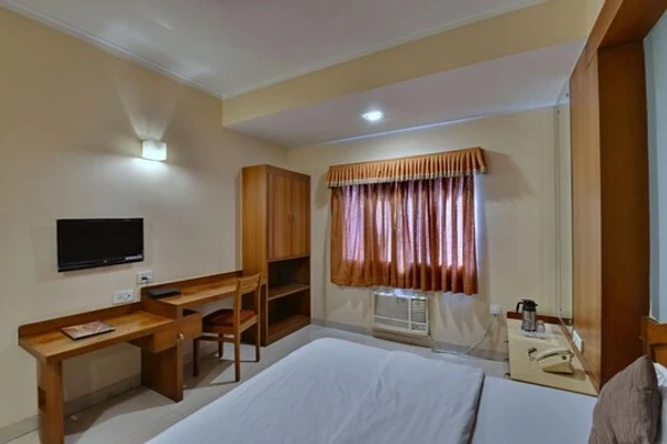 hotel near bhopal airport - hotel mayuri