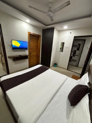 hotel near bhopal railway station - hotel regal edge