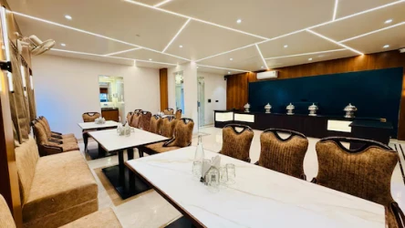 luxury hotel in hotel roop cliff bhopal