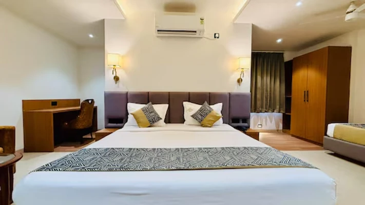 hotel near bhopal railway station - hotel roop cliff