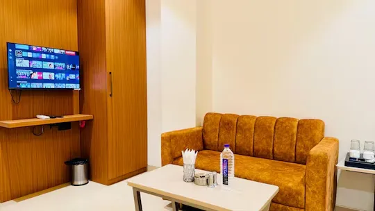 best luxury hotel in hotel roop cliff bhopal