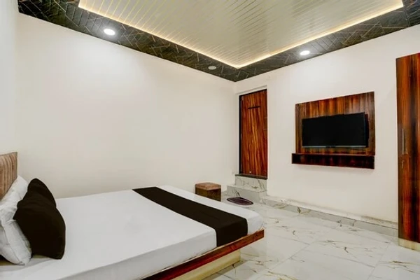 hotel with bar in gulmohar trilanga bhopal, bhopal - hotel trisha's