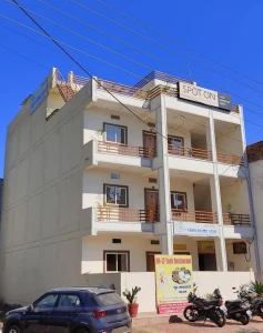 hotel with free parking in hoshangabad road, bhopal - hotel yash home stay