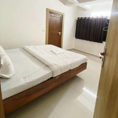 hotel near bhopal airport - mera stay inn