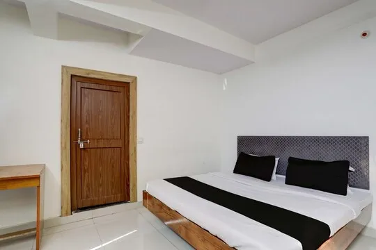 hotel near bhopal railway station - mera stay inn