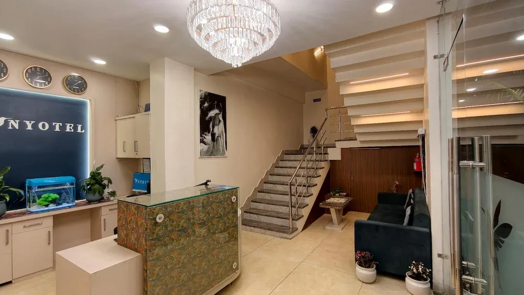 hotel with bar in chetak bridge, bhopal - nyotel mp nagar
