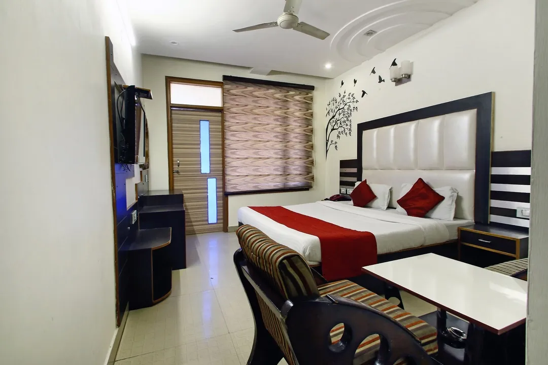 hotel with bar in sector 22, chandigarh - hotel citi heights