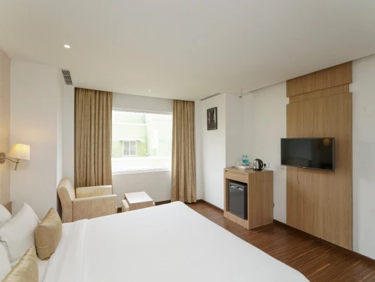 hotel with banquet hall in aminjikarai, chennai - blu iris