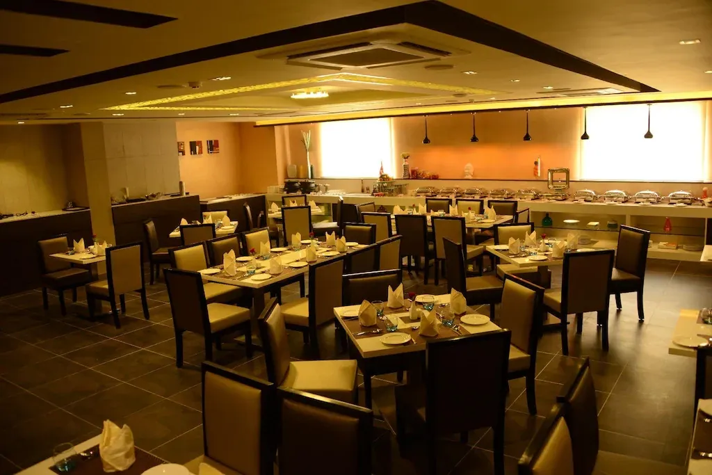 hotel with bar in aminjikarai, chennai - blu iris