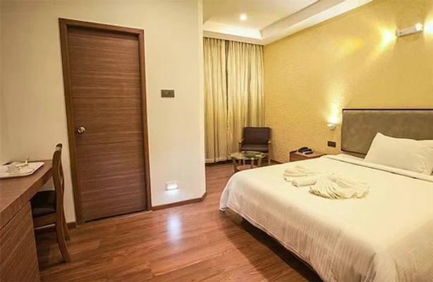 hotel with bar in kodambakkam, chennai - brownstar boutique hotel