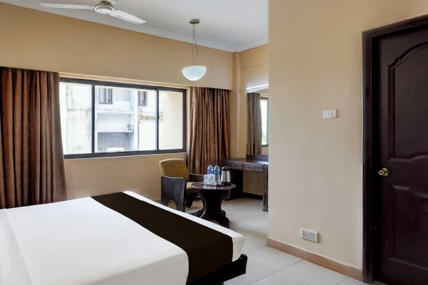 hotel with bar in koyambedu, chennai - hotel royal plaza