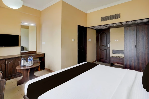 hotel with banquet hall in koyambedu, chennai - hotel royal plaza