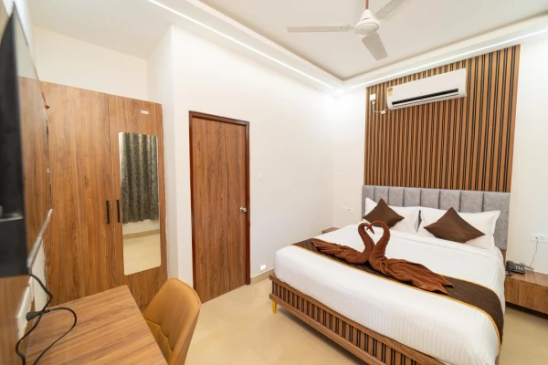 hotel with banquet hall in periamet, chennai - mathi residency