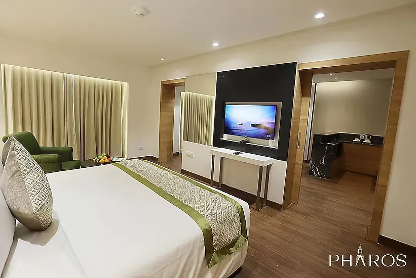 hotel with meeting room in nungambakkam, chennai - pharos hotel