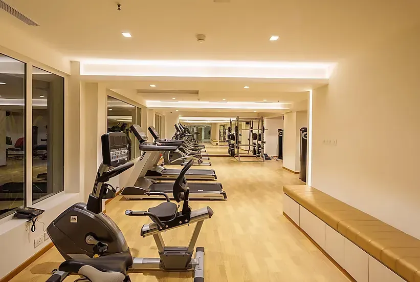 hotel with bar in nungambakkam, chennai - pharos hotel