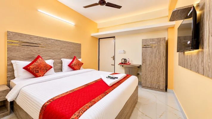 couple hotels in redfox service apartment dlf porur chennai