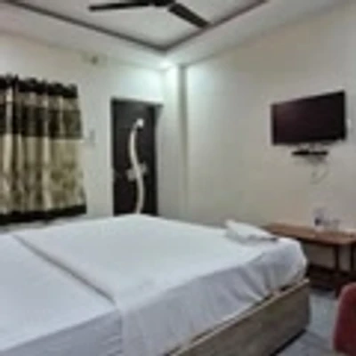 hotel with bar in nungambakkam, chennai - redstone hotel