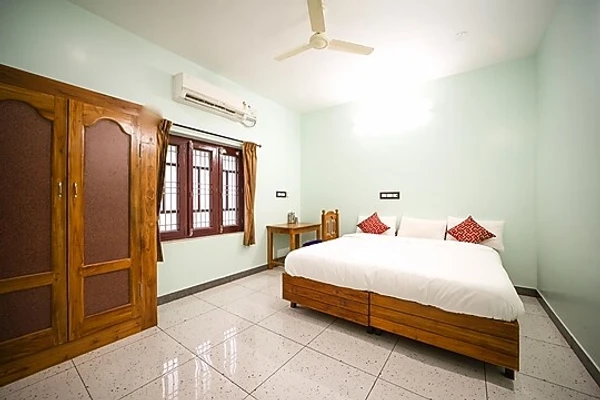 hotel with bar in five falls road, courtallam - the pothigai palace
