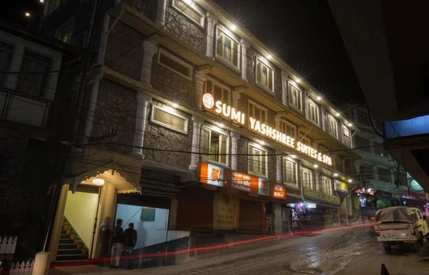 pure veg resort in chauk bazar, darjeeling - yashshree mall road darjeeling