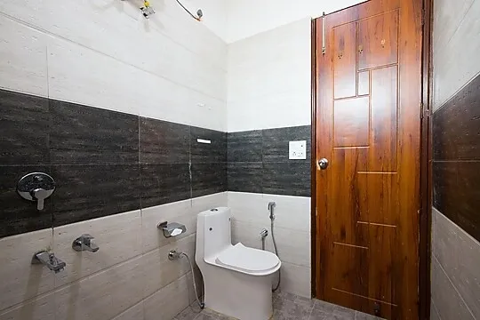 online room booking in bhagwantpur, dehradun - alaya stays baramasa 3 bhk hill retreat with pool & garden