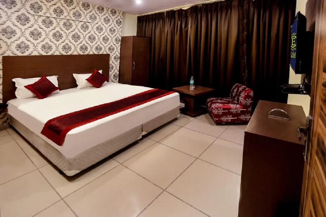 couple friendly hotels in edge home stay delhi