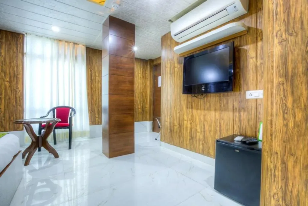 hotel with party hall in anand vihar, delhi - glory villa