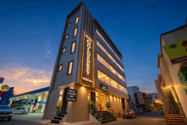 luxury hotel in golden key - adarsh nagar near maxx & fortis hospital delhi