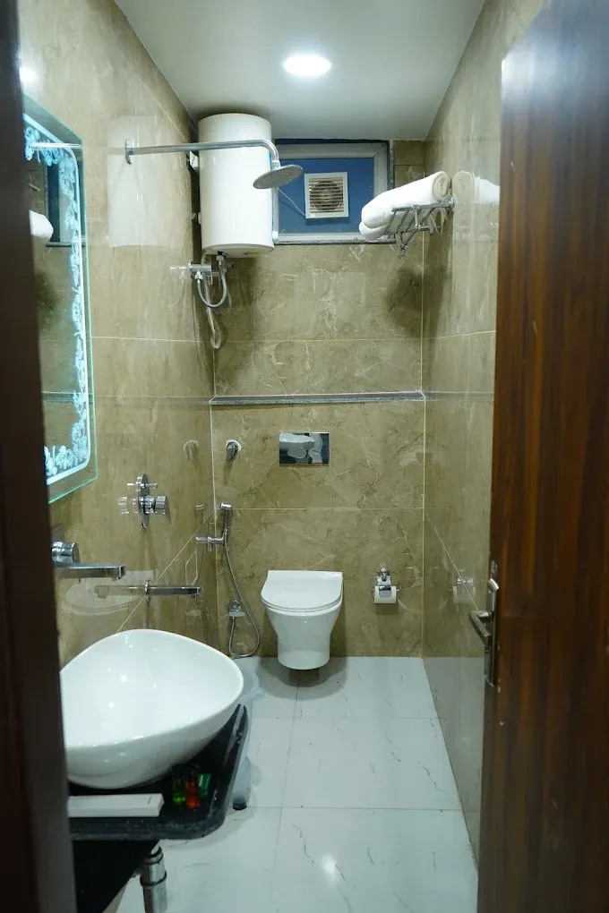 hotels for unmarried couples in hotal aura suite delhi