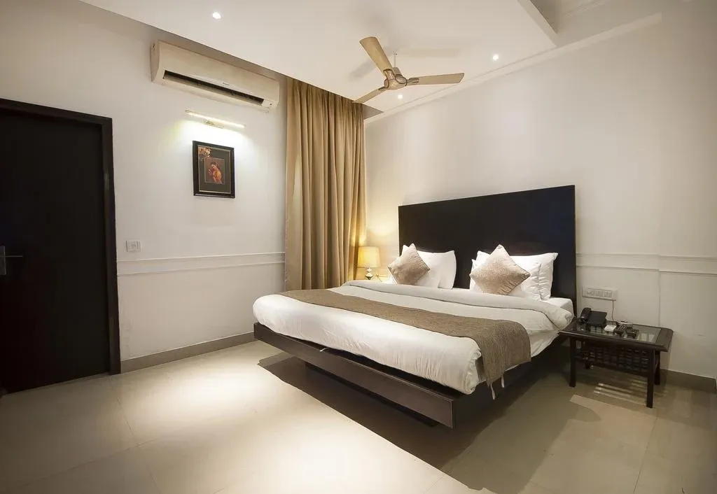 group holiday hotels in hotal aura suite delhi