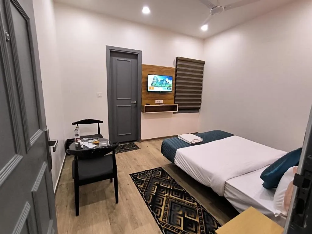 hotel stay in hotel 7 star delhi