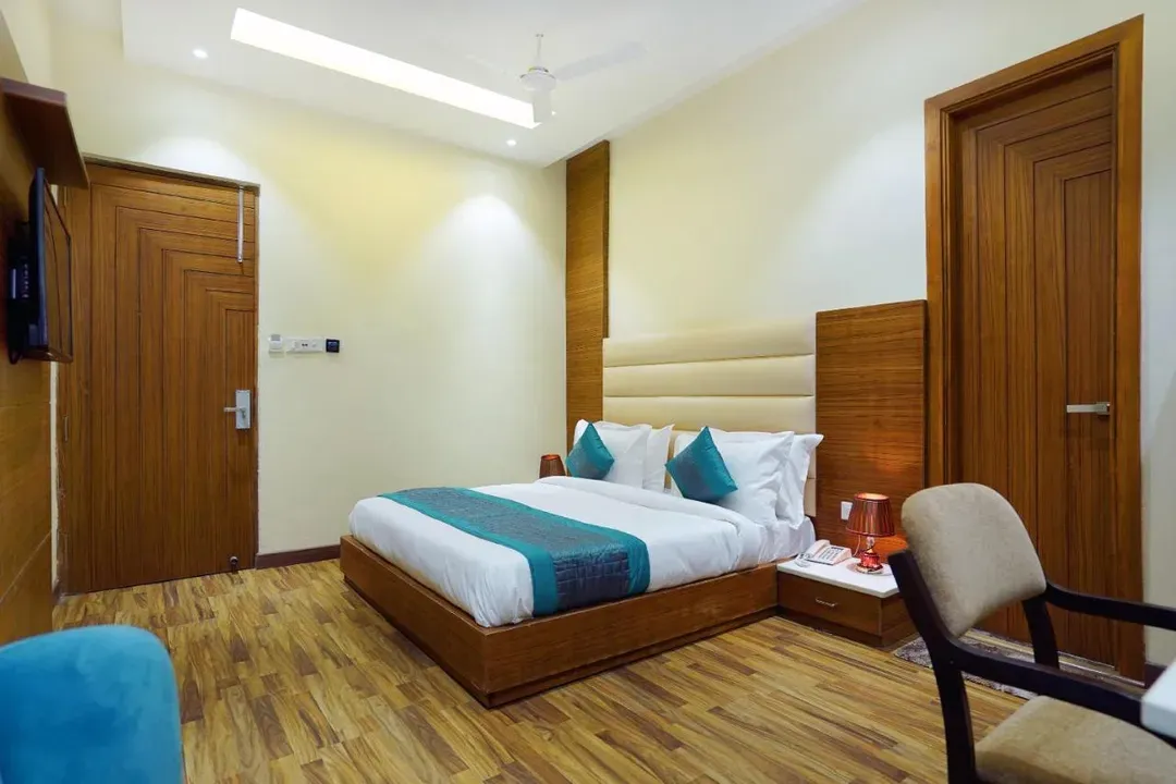 3 star hotels in hotel aura grand delhi