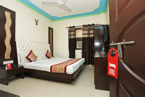 family hotel with pool in paharganj, delhi - hotel aura palace deluxe
