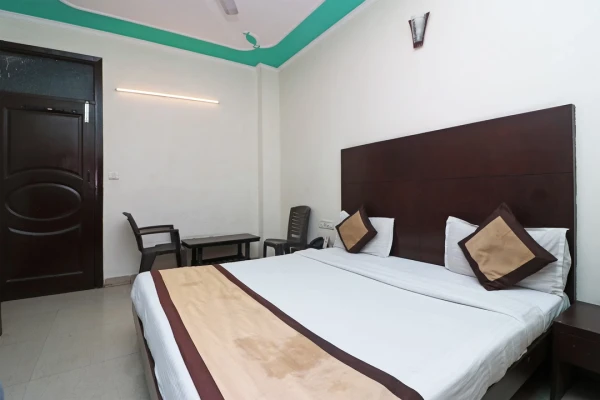 budget hotel in paharganj, delhi - hotel aura palace deluxe