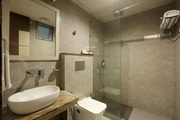 hotel with bar in vasant kunj, delhi - hotel cardinal express oxmo delhi airport