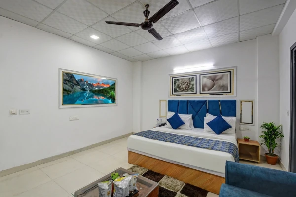 hotel with bar in sector 18, delhi - hotel cozy nest rohini