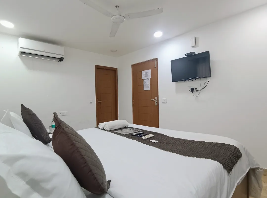 hotel with banquet hall in khanpur, delhi - hotel crystal residency