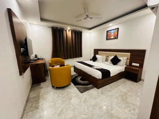 family hotel with pool in mahipalpur, delhi - hotel de clark near igi delhi airport