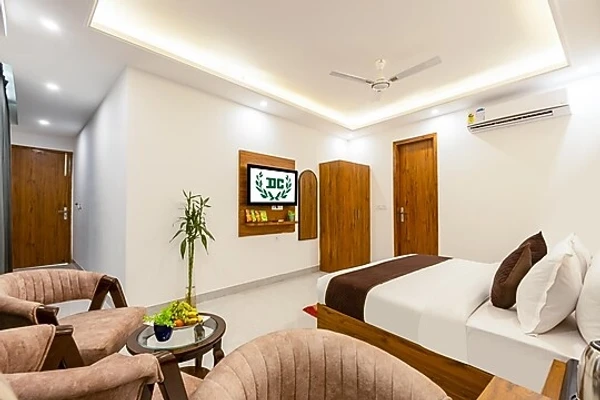 family hotel with pool in mahipalpur, delhi - hotel de clark near igi delhi airport