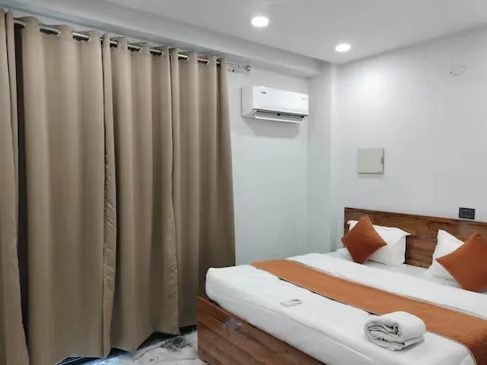 best couple friendly hotels in hotel deora delhi