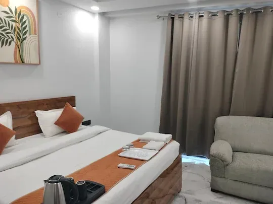 luxury hotels in hotel deora delhi