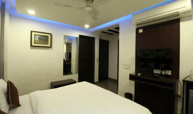 hotel with bar in kalkaji, delhi - hotel geras kalkaji