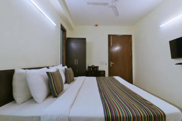 Hotel with swimming pool in i.p. extension, delhi - hotel golden keys ip extension