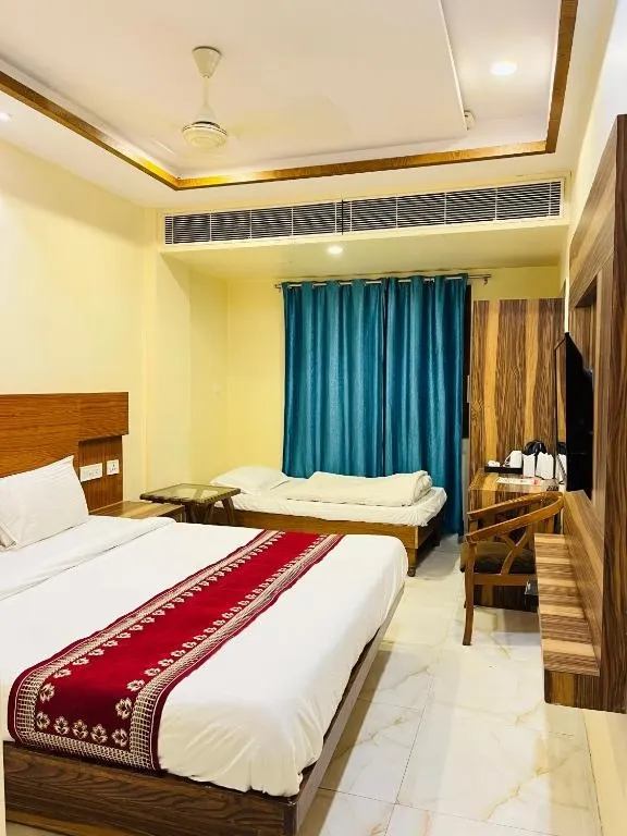 best luxury hotel in hotel golden oasis delhi